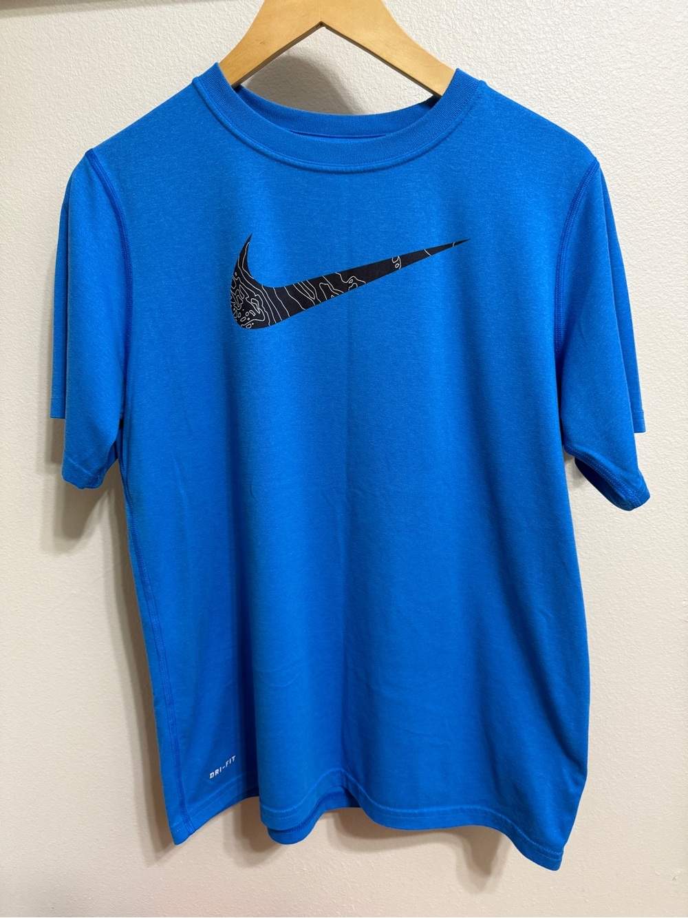 Nike Youth Boys Blue and Black Topographical Map Dri-Fit T-Shirt. Size XL